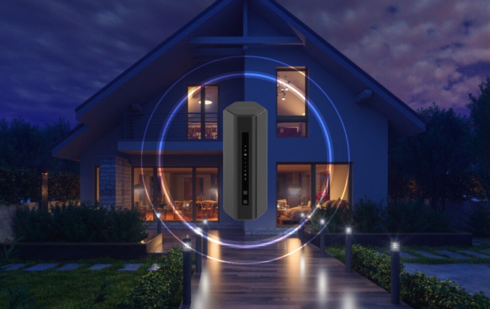 Router NETGEAR Nighthawk RS200 Dwupiętrowy dom jednorodzinny w nocy, na którego tle nałożono grafikę routera otoczonego przez rozchodzące się koncentrycznie okręgi sygnału, anteny, zasięg, obudowa