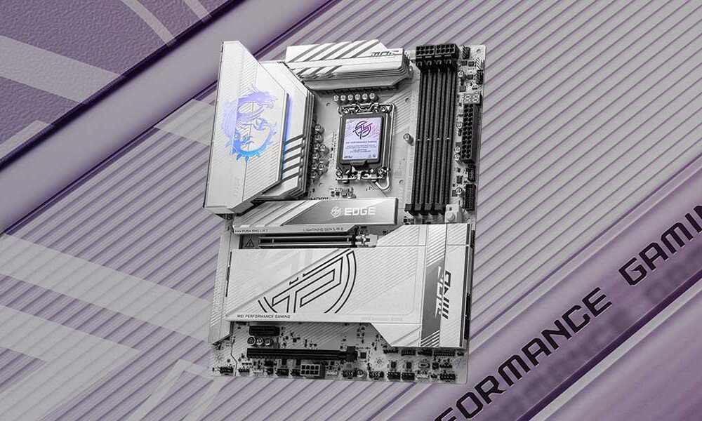 Płyta główna MSI MPG Z890 Edge Ti WiFi Obraz przedstawia płytę główną w formacie ATX w kolorze srebrnym z czarnymi slotami RAM i srebrnymi radiatorami. W tle znajduje się wzór z napisem „PERFORMANCE GAMING”, opis