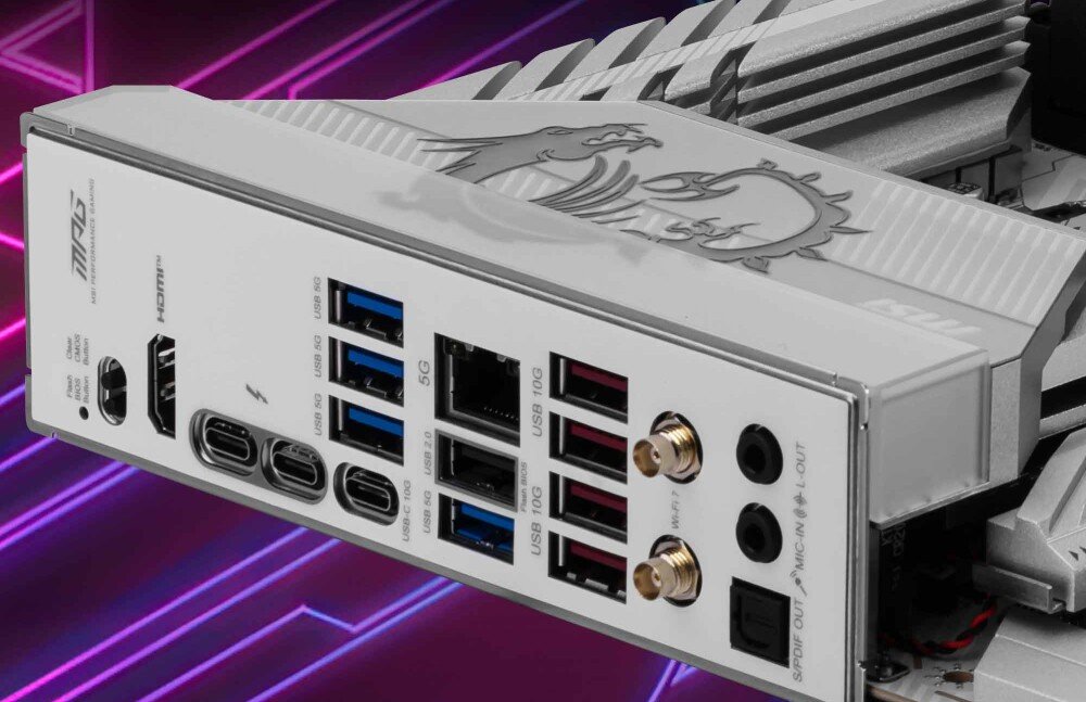 Płyta główna MSI MPG Z890 Edge Ti WiFi Panel tylny płyty głównej z portami I/O: HDMI, Thunderbolt, liczne porty USB, gniazda Ethernet, audio oraz dwa złącza antenowe. Obudowa panelu ma srebrne wykończenie z grawerowanym smokiem, łączność, sieć, Wi-Fi 7, Ethernet, Bluetooth