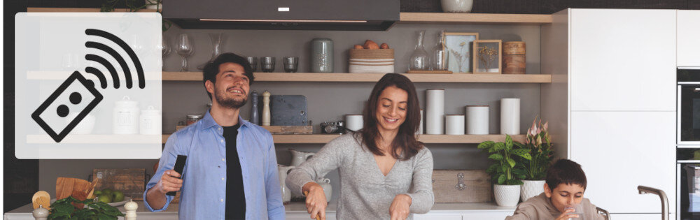 OKAP FRANKE DOWNDRAFT FDW 908 IB XS lifestyle ikona grafika rodzina mężczyzna kobieta dziecko pilot kuchnia zabudowa meble słoiki naczynia tło piekarnik zabudowa Sterowanie pilotem