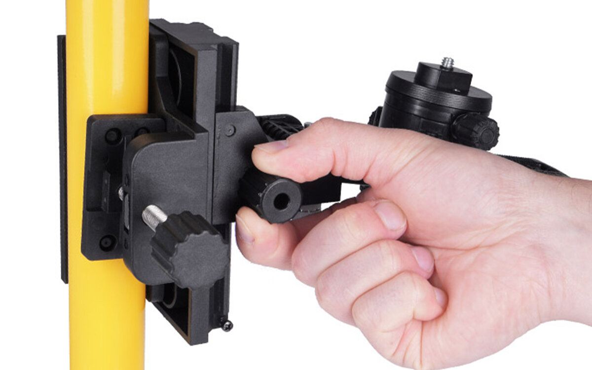 Statyw DEKO DKTYC02BN + Adapter do skosów mozliwosc przsuwania w gore i w dol za pomoca pokretla odpowiednie ustawienie linii poziomej dostosowanie do innych elementow