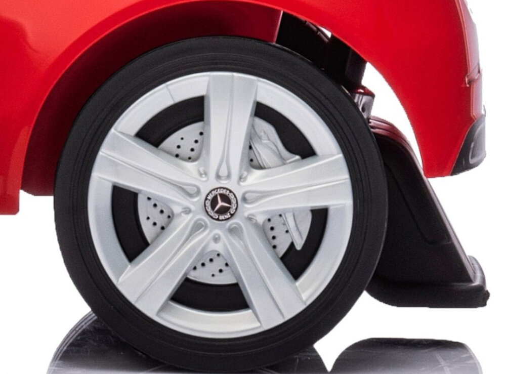 Jeździk MILLY MALLY Mercedes Benz C-Class Deluxe Czerwony zbliżenie na tylne koło gumowe opony o średnicy 14 cm z przodu i 18,5 cm z tyłu metalowe osie kół płynne i stabilne poruszanie się opony tłumią drgania przyczepność bezpieczna jazda