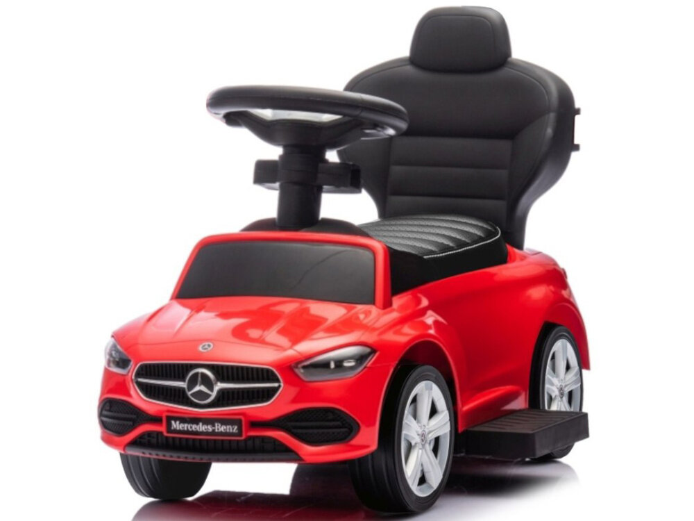 Jeździk MILLY MALLY Mercedes Benz C-Class Deluxe Czerwony eździk na białym tle widoczny od przodu bez barierki i rączki design inspirowany Mercedesem C-Class jeździk przypomina prawdziwy pojazd logo „liczniki” dźwięki silnika realistyczna stylistyka