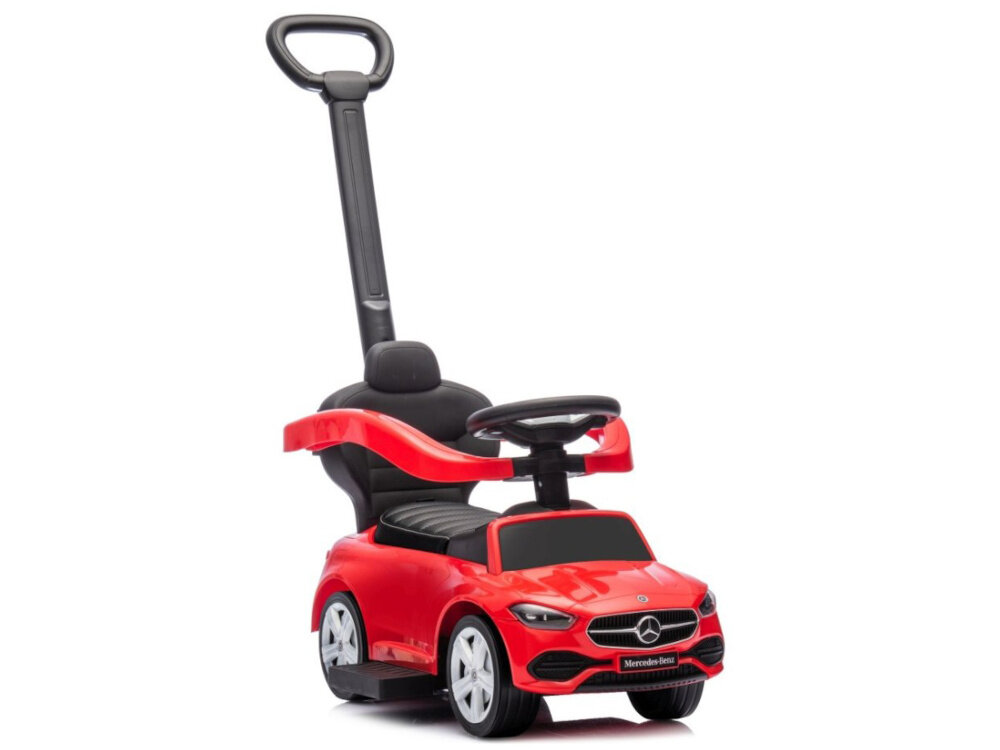 Jeździk MILLY MALLY Mercedes Benz C-Class Deluxe Czerwony jeździk na białym tle widoczny od przodu pod skosem konstrukcja wykonana z materiałów bezpiecznych dla dziecka certyfikat CE zgodność z normami bezpieczeństwa obciążenie do 25 kg stabilność i trwałość zasilanie kierownicy dźwiękowej dwoma bateriami AAA