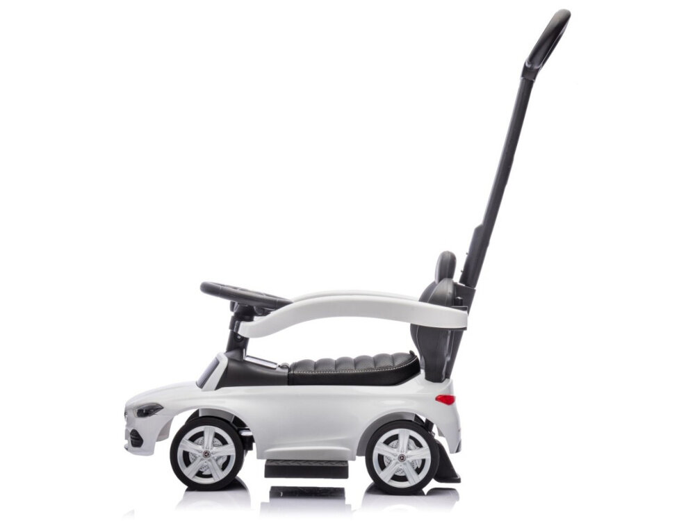 Jeździk MILLY MALLY Mercedes Benz C-Class Deluxe Biały jeździk na białym tle widoczny z boku dla dzieci w wieku 12–36 miesięcy pomaga w rozwijaniu koordynacji ruchowej umiejętności samodzielnego poruszania się skrętne przednie koła dziecko uczy się podstaw nawigacji i kontroli kierunku zachęca do aktywności i wspiera zdrowy rozwój motoryczny