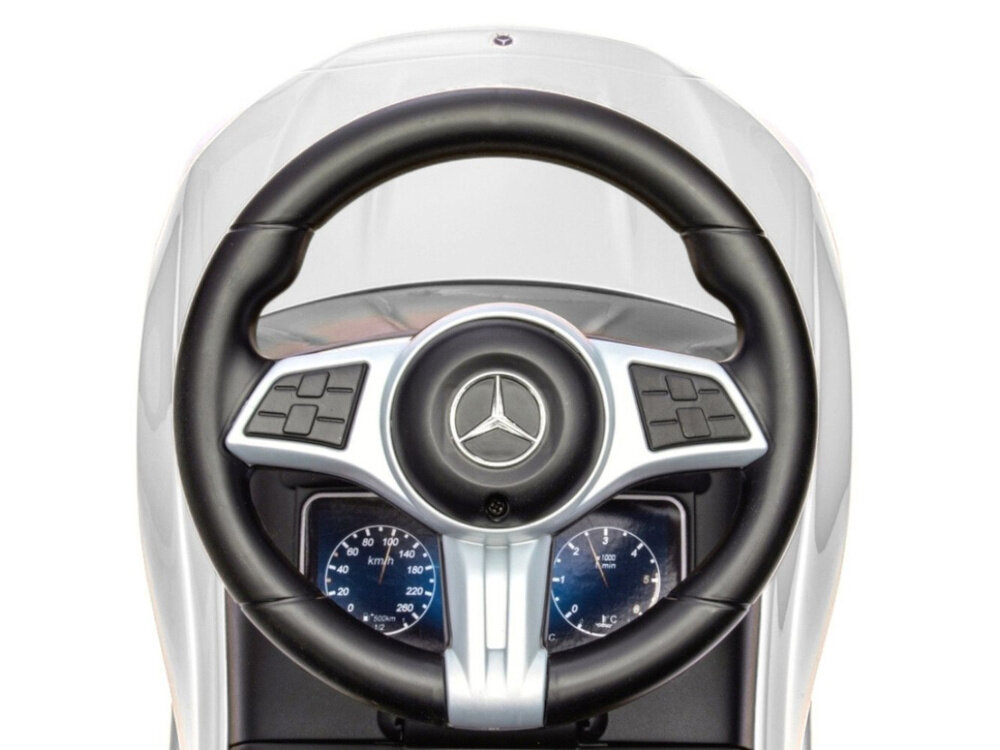 Jeździk MILLY MALLY Mercedes Benz C-Class Deluxe Biały zbliżenie na kierownicę widok z góry białe tło trójramienna kierownica płynne skręcanie klakson i dźwięk silnika prosty mechanizm kierowniczy uczy malucha podstaw manewrowania i koordynacji ręka–noga wspiera koncentrację rozwija zdolność oceny kierunku