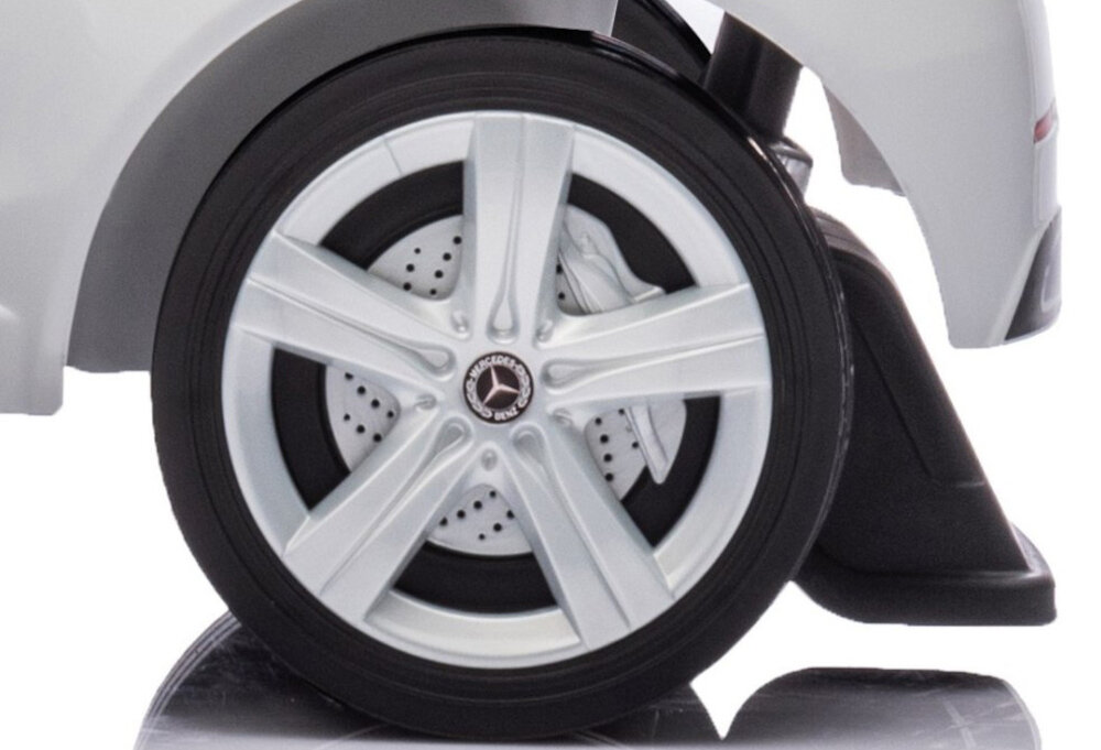 Jeździk MILLY MALLY Mercedes Benz C-Class Deluxe Biały zbliżenie na tylne koło gumowe opony o średnicy 14 cm z przodu i 18,5 cm z tyłu metalowe osie kół płynne i stabilne poruszanie się opony tłumią drgania przyczepność bezpieczna jazda