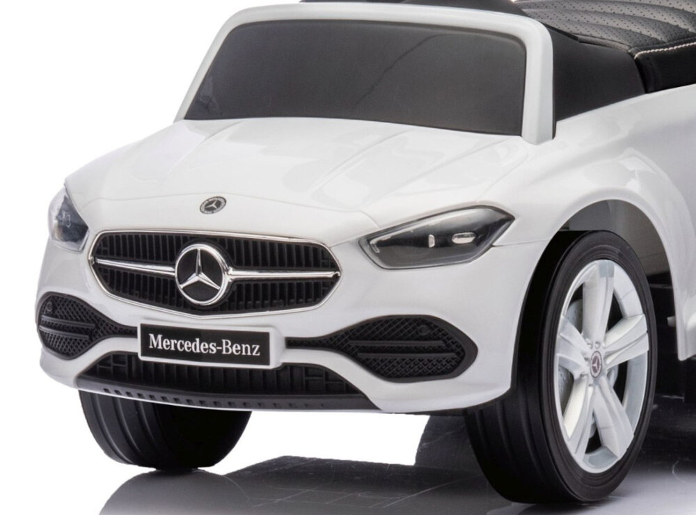 Jeździk MILLY MALLY Mercedes Benz C-Class Deluxe Biały zbliżenie na maskę jeździka widoczne logo design inspirowany Mercedesem C-Class jeździk przypomina prawdziwy pojazd logo „liczniki” dźwięki silnika realistyczna stylistyka