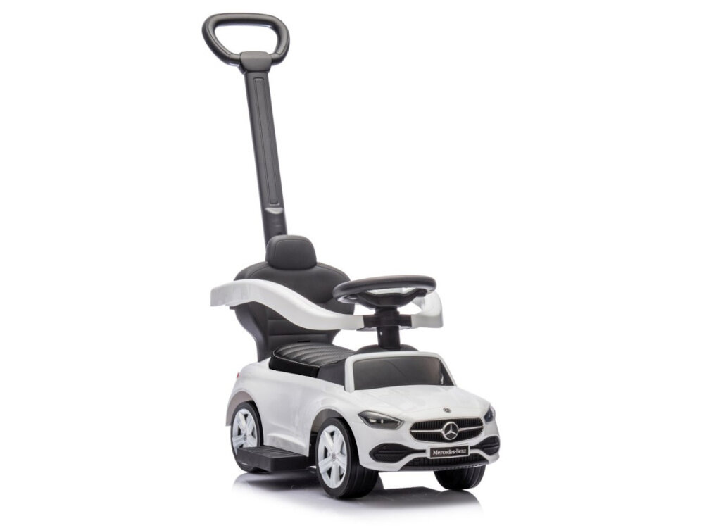 Jeździk MILLY MALLY Mercedes Benz C-Class Deluxe Biały jeździk na białym tle widoczny od przodu pod skosem konstrukcja wykonana z materiałów bezpiecznych dla dziecka certyfikat CE zgodność z normami bezpieczeństwa obciążenie do 25 kg stabilność i trwałość zasilanie kierownicy dźwiękowej dwoma bateriami AAA