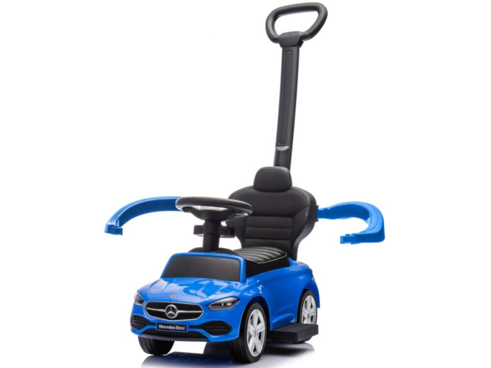 Jeździk MILLY MALLY Mercedes Benz C-Class Deluxe Niebieski jeździk na białym tle widoczny od przodu pod skosem barierki otwarte dla dzieci w wieku 12–36 miesięcy pomaga w rozwijaniu koordynacji ruchowej umiejętności samodzielnego poruszania się skrętne przednie koła dziecko uczy się podstaw nawigacji i kontroli kierunku zachęca do aktywności i wspiera zdrowy rozwój motoryczny