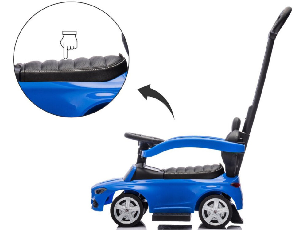 Jeździk MILLY MALLY Mercedes Benz C-Class Deluxe Niebieski jeździk na białym tle widoczny z boku obok w kółku zbliżenie na siedzisko wygodne siedzisko z ekoskóry z oparciem stabilna pozycja barierki oraz stopka zabezpieczająca chronią przed przypadkowym wywróceniem bezpieczeństwo