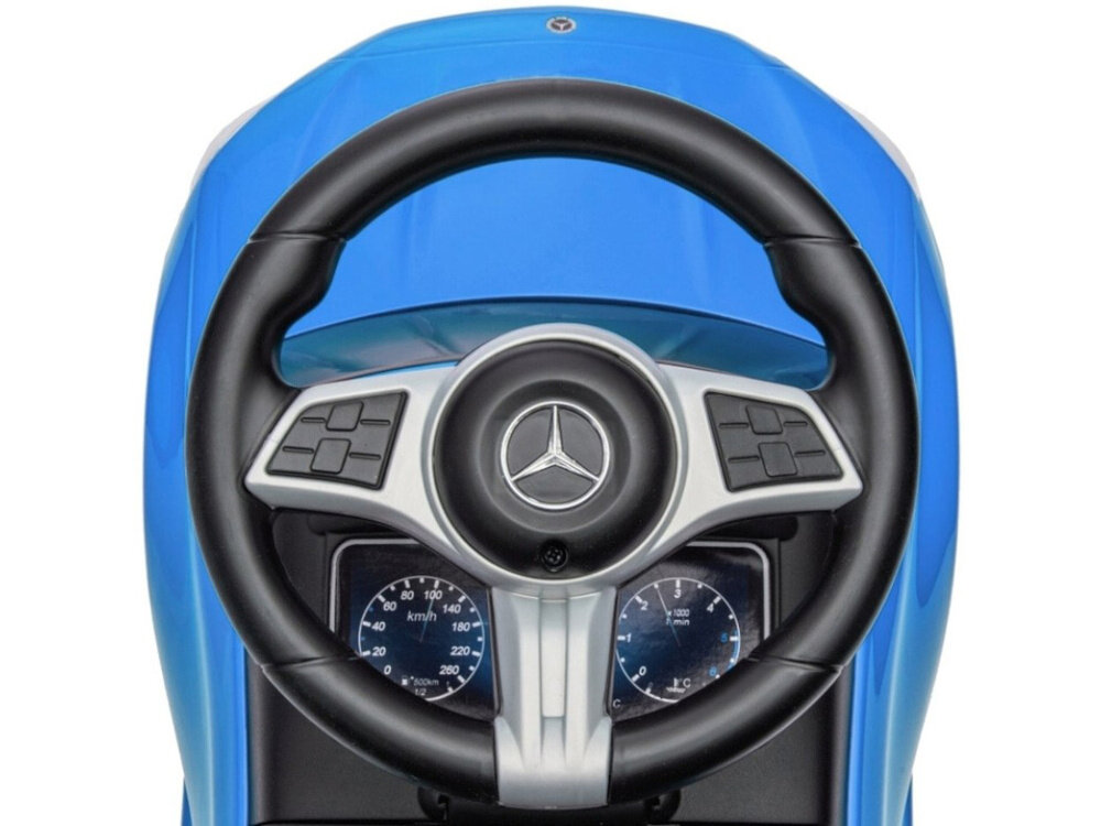 Jeździk MILLY MALLY Mercedes Benz C-Class Deluxe Niebieski zbliżenie na kierownicę widok z góry białe tło trójramienna kierownica płynne skręcanie klakson i dźwięk silnika prosty mechanizm kierowniczy uczy malucha podstaw manewrowania i koordynacji ręka–noga wspiera koncentrację rozwija zdolność oceny kierunku