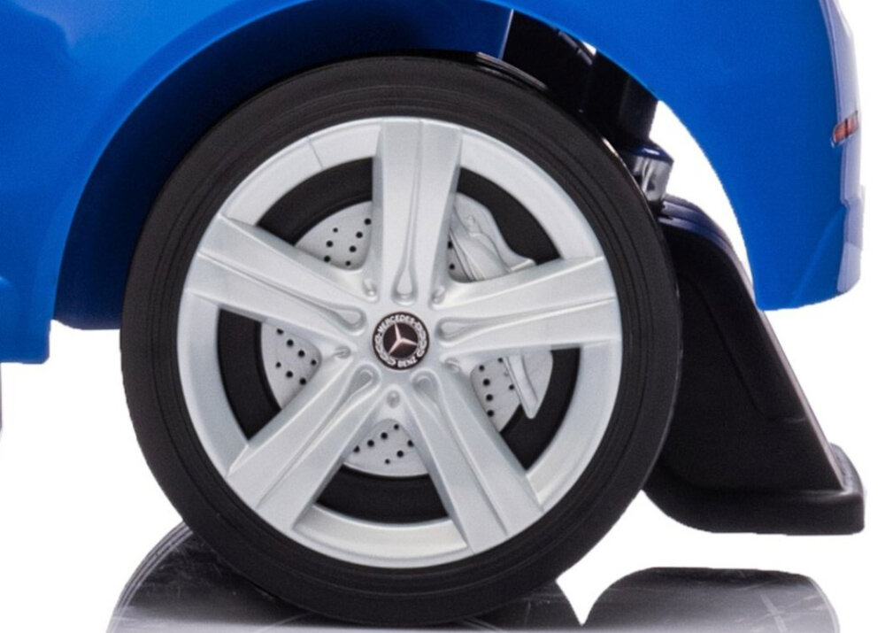 Jeździk MILLY MALLY Mercedes Benz C-Class Deluxe Niebieski zbliżenie na tylne koło gumowe opony o średnicy 14 cm z przodu i 18,5 cm z tyłu metalowe osie kół płynne i stabilne poruszanie się opony tłumią drgania przyczepność bezpieczna jazda