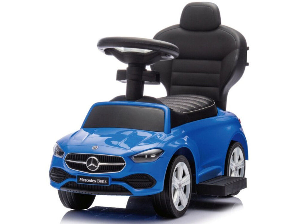 Jeździk MILLY MALLY Mercedes Benz C-Class Deluxe Niebieski eździk na białym tle widoczny od przodu bez barierki i rączki design inspirowany Mercedesem C-Class jeździk przypomina prawdziwy pojazd logo „liczniki” dźwięki silnika realistyczna stylistyka