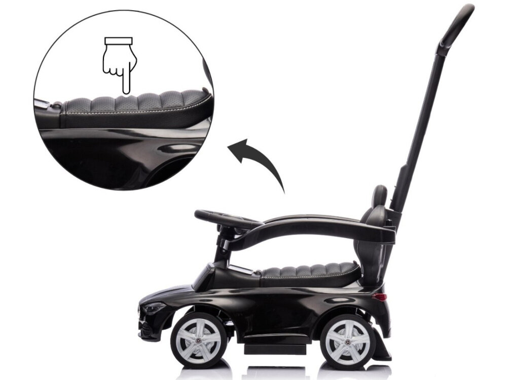 Jeździk MILLY MALLY Mercedes Benz C-Class Deluxe Czarny jeździk na białym tle widoczny z boku obok w kółku zbliżenie na siedzisko wygodne siedzisko z ekoskóry z oparciem stabilna pozycja barierki oraz stopka zabezpieczająca chronią przed przypadkowym wywróceniem bezpieczeństwo