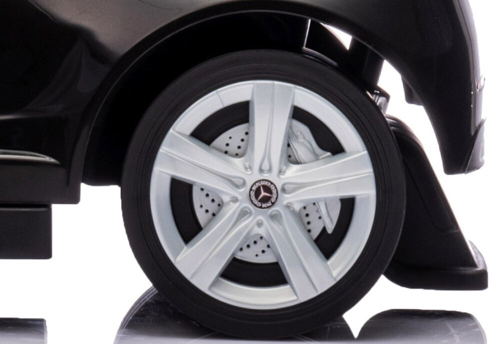 Jeździk MILLY MALLY Mercedes Benz C-Class Deluxe Czarny zbliżenie na tylne koło gumowe opony o średnicy 14 cm z przodu i 18,5 cm z tyłu metalowe osie kół płynne i stabilne poruszanie się opony tłumią drgania przyczepność bezpieczna jazda