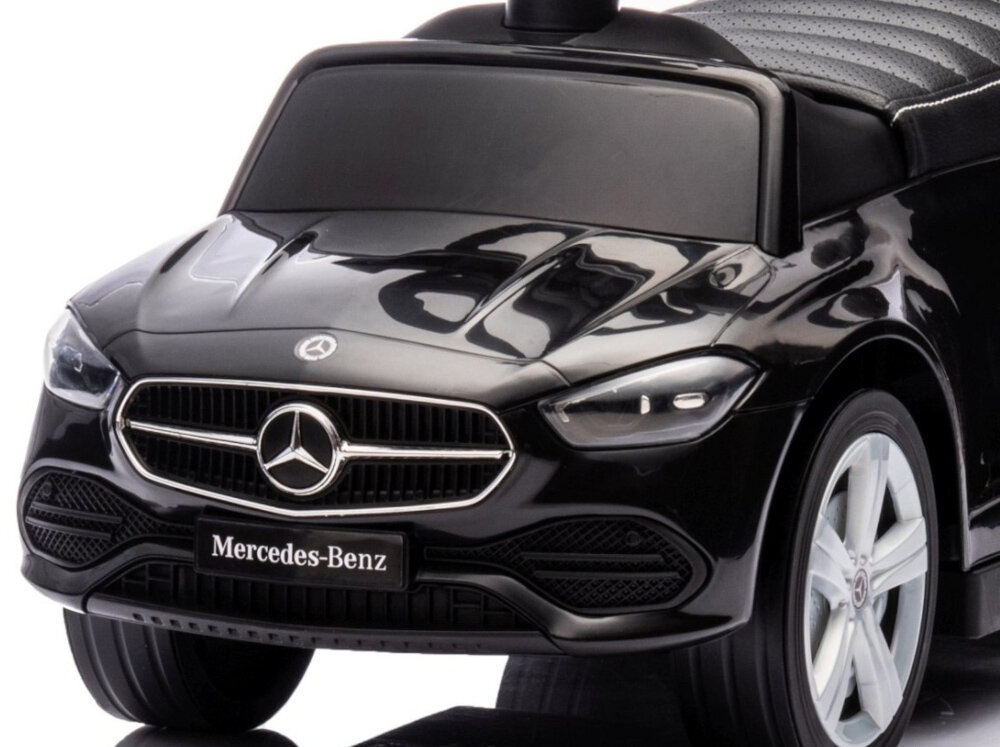 Jeździk MILLY MALLY Mercedes Benz C-Class Deluxe Czarny zbliżenie na maskę jeździka widoczne logo design inspirowany Mercedesem C-Class jeździk przypomina prawdziwy pojazd logo „liczniki” dźwięki silnika realistyczna stylistyka