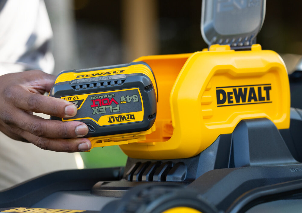Kosiarka akumulatorowa DEWALT DCMWSP550N-XJ z napędem osoba wkłada akumulator do kosiarki system akumulatorowy 54 V XR FlexVolt wydajność porównywalna z kosiarkami przewodowymi swoboda pracy bez kabla stały poziom mocy większa elastyczność działania sprawniejsze koszenie
