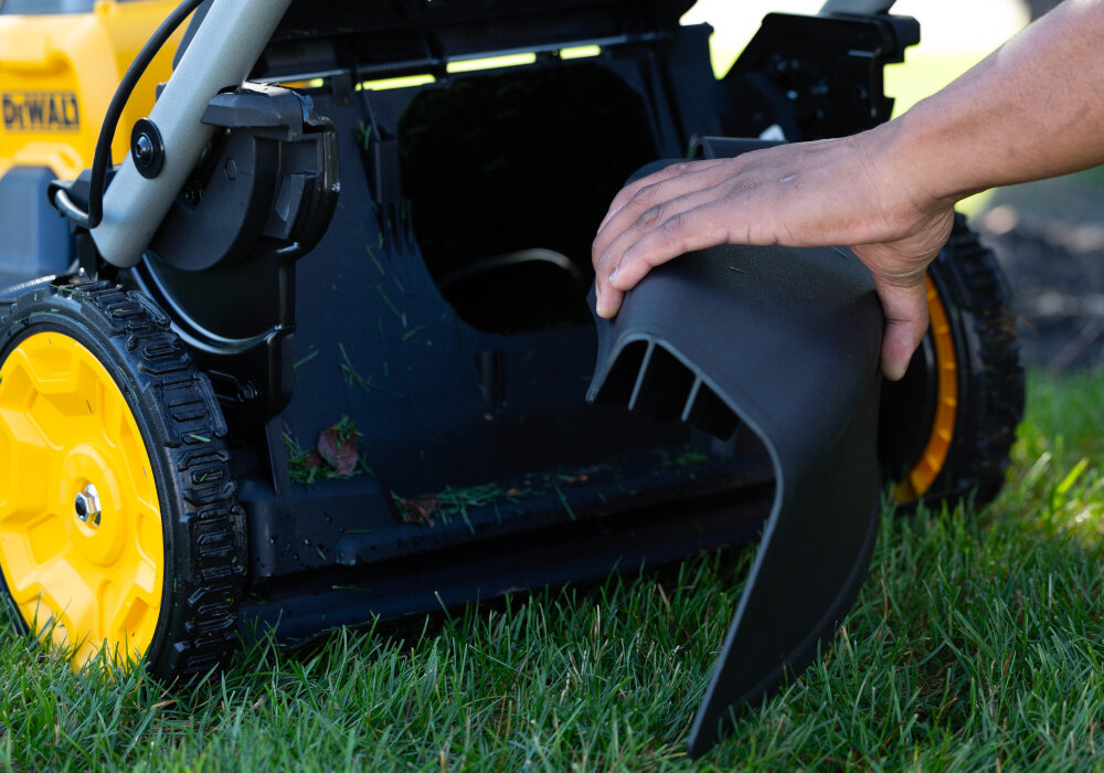 Kosiarka akumulatorowa DEWALT DCMWSP550N-XJ z napędem trawnik osoba wyciąga końcówkę do koszenia z wnętrza kosiarki funkcja 3 w 1 dopasowanie sposobu koszenia do aktualnych potrzeb ogrodu mulczowanie naturalny nawóz wyrzut do kosza wyrzut boczny elastyczność działania kontrola nad efektem koszenia