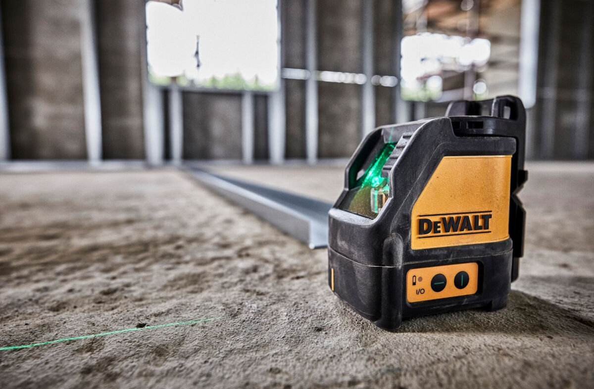 Zestaw pomiarowy DEWALT DW0887100-1 Laser DW088CG-XJ + Dalmierz DWHT77100-XJ, redukowanie, ustawienie, dokładność, samoczynnie, dalmierz stoi na podłodze obok listwy aluminiowej