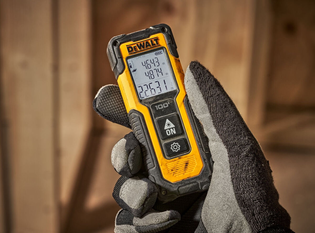 Zestaw pomiarowy DEWALT DW0887100-1 Laser DW088CG-XJ + Dalmierz DWHT77100-XJ, precyzja, odległość, zastosowania, cale, laser trzymany w dłoni na terenie budowy
