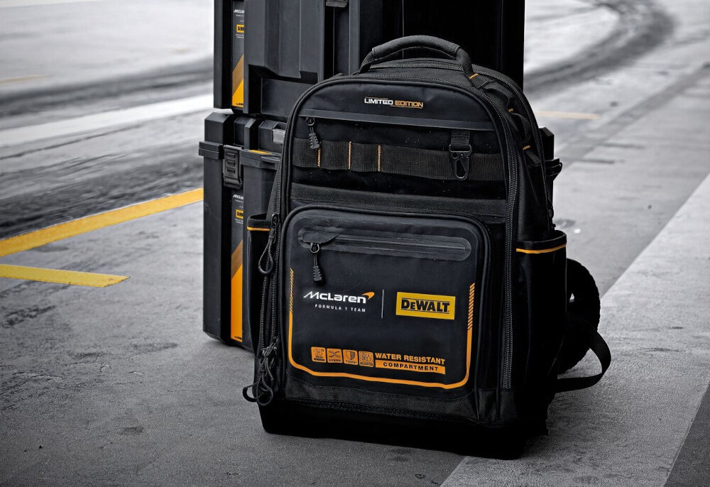 Plecak monterski DEWALT McLaren F1 DWST60122-1 plecak ustawiony na ulicy w tle skrzynia narzędziowa mobilność porządek w pracy do pracy w każdym miejscu wygoda porządek szybki dostęp do narzędzi