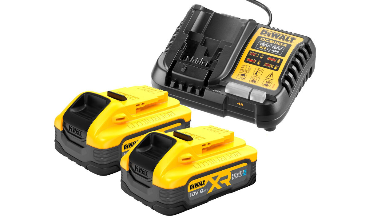 Akumulator DEWALT DCB1104H2-QW 5A 18V (2 szt.) + ładowarka, pojemność, 18V, intensywność, konieczność, na białym tle zestaw akmulatory oraz ładowarka