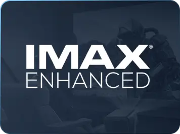 Biały napis „IMAX ENHANCED” na ciemnym, przyciemnionym tle przedstawiającym salę kinową i ekran z astronautą.