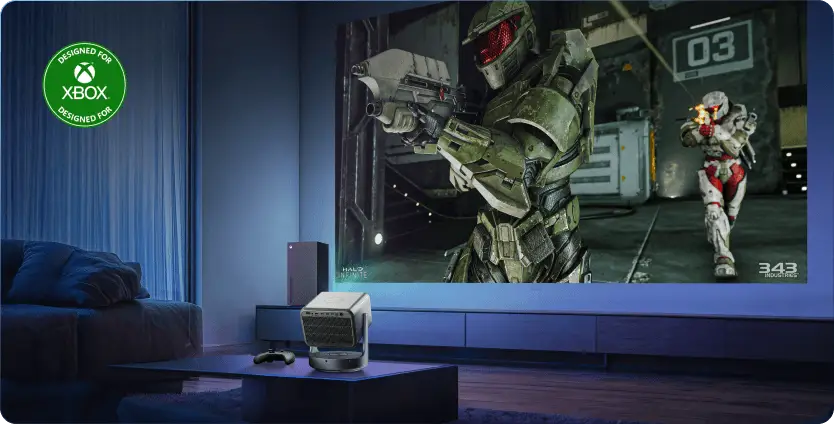 Projektor wyświetla grę wyścigową z menu ustawień, ikoną FPS 120.00 oraz oznaczeniami proporcji ekranu 16:9 i 21:9. Zielona ikona z logo Xboxa i napisem: Designed for Xbox (zaprojektowane dla xbox)