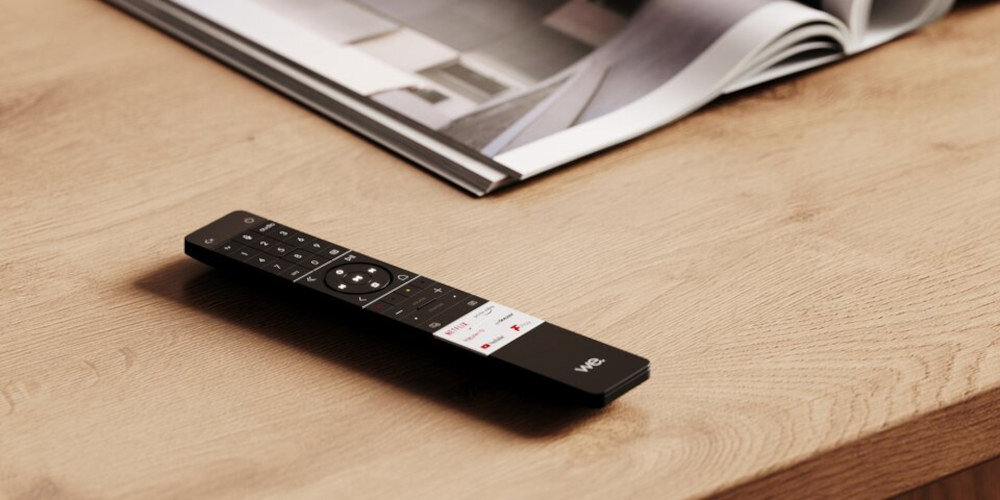 Telewizor LOEWE We See 48 - Pilot z Bluetooth i głosem, pilot leżący na stole
