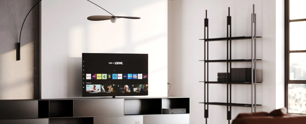 Telewizor LOEWE We See 65 - Kinowe wrażenia w Twoim domu, telewizor stojący na szafce rtv w salonie