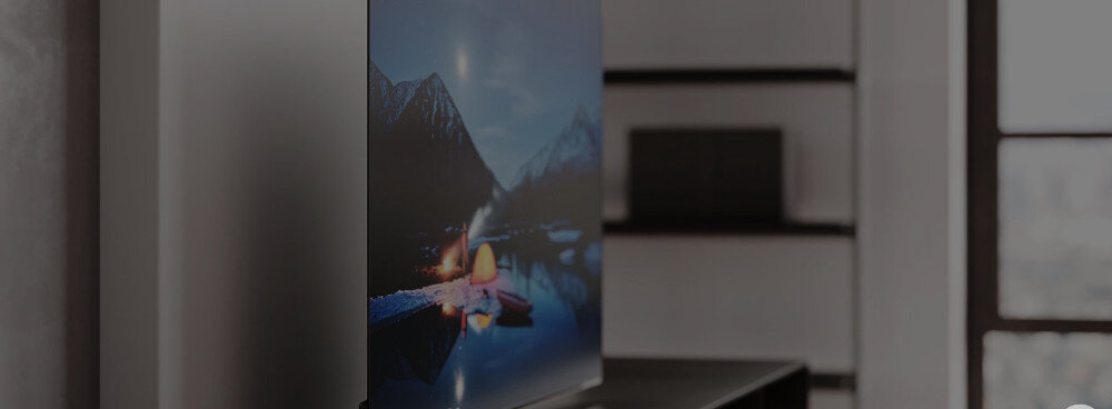 Telewizor LOEWE We See 65 - Elegancki design oszczędzający miejsce, skos telewizora stojącego w salonie