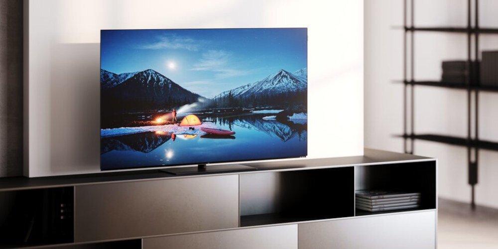 Telewizor LOEWE We See 65 - Dobra jakość obrazu OLED, telewizor stojący na szafce rtv w salonie