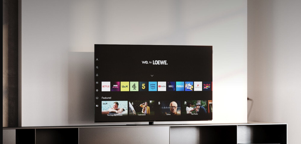 Telewizor LOEWE We See 65 - Technologia dla obrazu, telewizor zawieszony na ścianie w salonie
