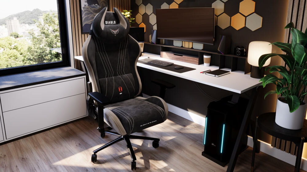 Fotel DIABLO X-HORN 2.0 Normal Size Camel Czarny prezentacja fotela w pokoju przy biurku na monitor i akcesoria pod komputer ciemna ściana z geometrycznymi kształtami przewiewna tkanina komfort styl