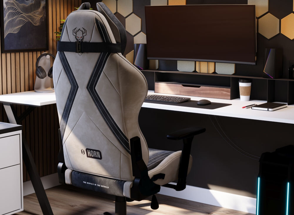 Fotel DIABLO X-HORN 2.0 Normal Size Camel Czarny prezentacja fotela od tyłu przy biurku w pokoju na biurku monitor i akcesoria ciemna ściana z geometrycznymi kształtami metalowa podstawa stabilność