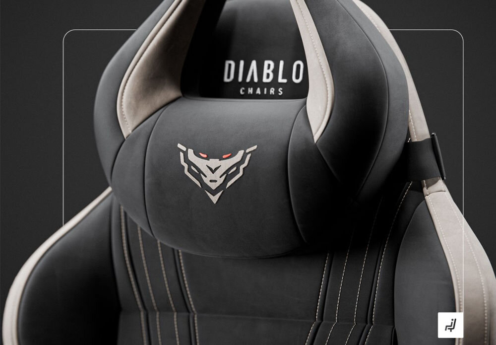Fotel DIABLO X-HORN 2.0 Normal Size Camel Czarny zbliżenie na zagłówek fotela na ciemnym tle z ikoną rogaty zagłówek poduszka lędźwiowa pianka pamięciowa ergonomiczne wsparcie komfort
