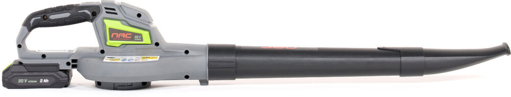 Dmuchawa do liści akumulatorowa NAC 20V BB20-B20-S Aku 2.0Ah dmuchawa na białym tle widoczna z boku utrzymanie czystości w ogrodzie na tarasie czy podjeździe usuwa liście kurz i drobne zanieczyszczenia zasilanie akumulatorowe lekka