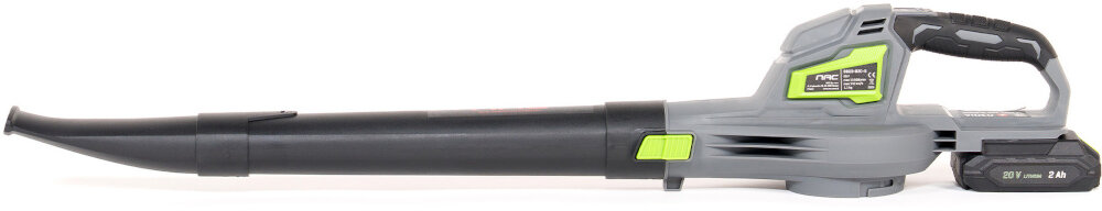 Dmuchawa do liści akumulatorowa NAC 20V BB20-B20-S Aku 2.0Ah dmuchawa na białym tle widoczna z boku zasilanie akumulatorowe akumulator o pojemności 2.0 Ah praca w dowolnym miejscu część serii NAC 20 V kompatybilna z systemem NAC 40 V oszczędność ładowarka w zestawie