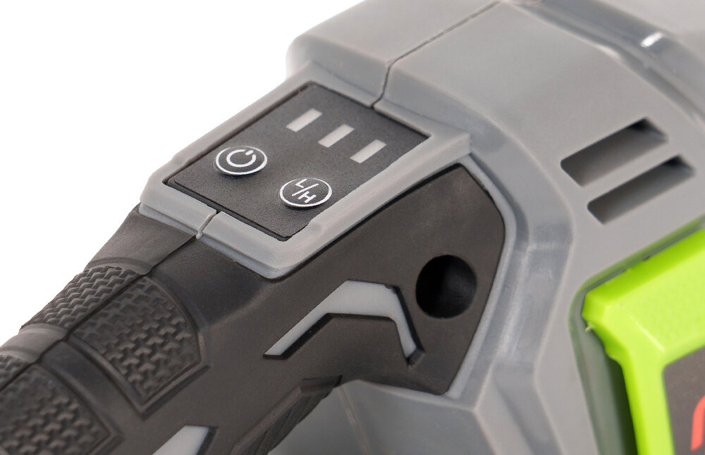 Dmuchawa do liści akumulatorowa NAC 20V BB20-B20-S Aku 2.0Ah zbliżenie na włącznik i przycisk do regulacji prędkości maksymalna prędkość wydmuchu do 141 km/h usuwanie liści z wilgotnych powierzchni dwa poziomy prędkości dostosowanie siły nawiewu do rodzaju podłoża i ilości zanieczyszczeń niski bieg przy delikatnych pracach wyższy przy oczyszczaniu większych powierzchni