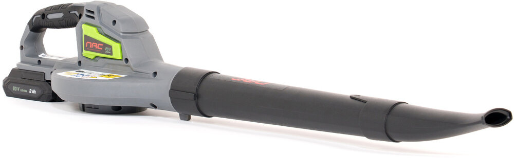 Dmuchawa do liści akumulatorowa NAC 20V BB20-B20-S Aku 2.0Ah dmuchawa na białym tle widoczna od przodu pod skosem waga 1,1 kg minimalizuje obciążenie rąk i pleców podczas pracy łatwiejsze przechowywanie i przenoszenie