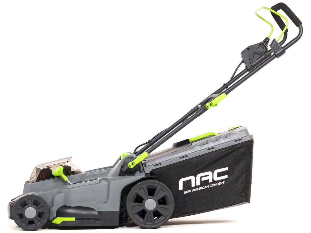 Kosiarka akumulatorowa NAC LB40-37-2B40-S kosiarka na białym tle widoczna z boku duże koła o średnicy 15 cm z przodu 20 cm z tyłu mieszczą się w obrysie konstrukcji urządzenie jest zwrotne i bezpieczne w użytkowaniu lepsza trakcja chronią trawę przed uszkodzeniem ułatwiają prowadzenie