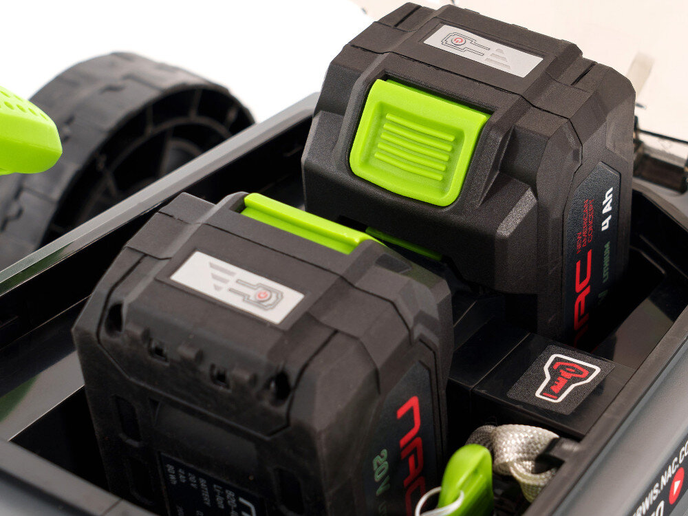 Kosiarka akumulatorowa NAC LB40-37-2B40-S zbliżenie na slot akumulatorów dwa akumulatory w slocie akumulatory z uniwersalnej serii NAC 40 V wymaga dwóch akumulatorów do pracy dwa akumulatory o pojemności 4,0 Ah czas pracy około 60 minut podwójna ładowarka czas ładowania jednego akumulatora około 60 minut dwóch około 140 minut