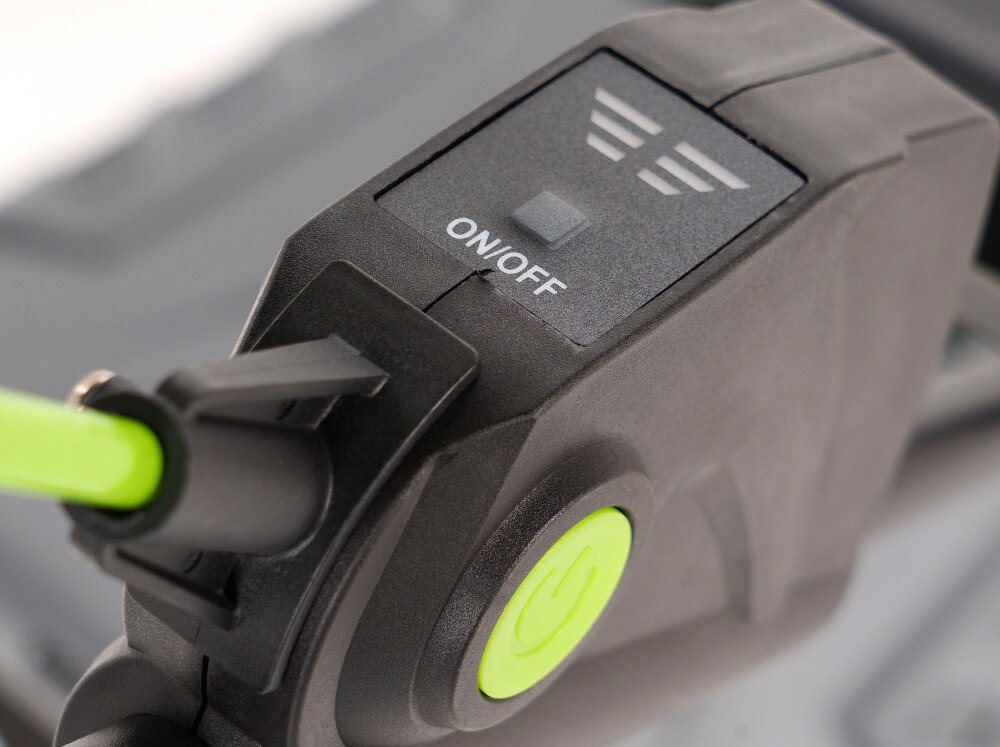 Kosiarka akumulatorowa NAC LB40-37-2B40-S zbliżenie na dźwignię gazu dźwignia gazu przycisk START proste uruchamianie wpływa na wygodę użytkowania