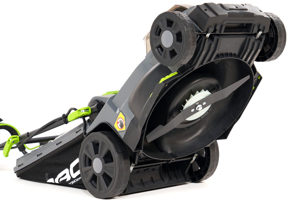 Kosiarka akumulatorowa NAC LB40-37-2B40-S kosiarka na białym tle widoczna od spodu zbliżenie na ostrza ostrze specjalnie zaprojektowane do precyzyjnego i równomiernego cięcia efektywne ścinanie trawy ograniczając ryzyko jej poszarpania i przyspieszając regenerację murawy szerokość robocza 37 cm