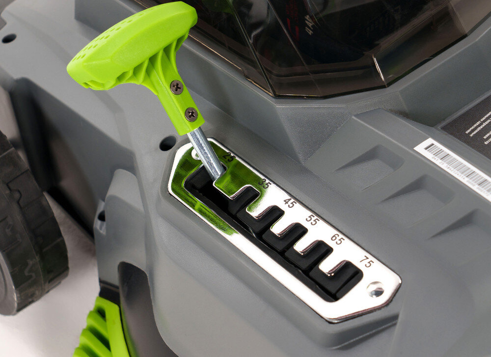 Kosiarka akumulatorowa NAC LB40-37-2B40-S zbliżenie na dźwignię do zmiany wysokości koszenia 6-stopniowa centralna regulacja wysokości koszenia w zakresie 25–75 mm system centralny umożliwia jednoczesne ustawienie wszystkich kół równomierne cięcie na całej powierzchni trawnika