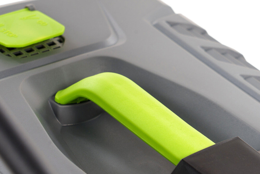 Kosiarka akumulatorowa NAC LB40-37-2B40-S zbliżenie na uchwyt i wskaźnik napełnienia kosza siatkowy kosz o pojemności 35 l aerodynamiczne prowadzenie powietrza duży otwór wskaźnik napełnienia pokrywa z uchwytem umożliwia wygodny transport