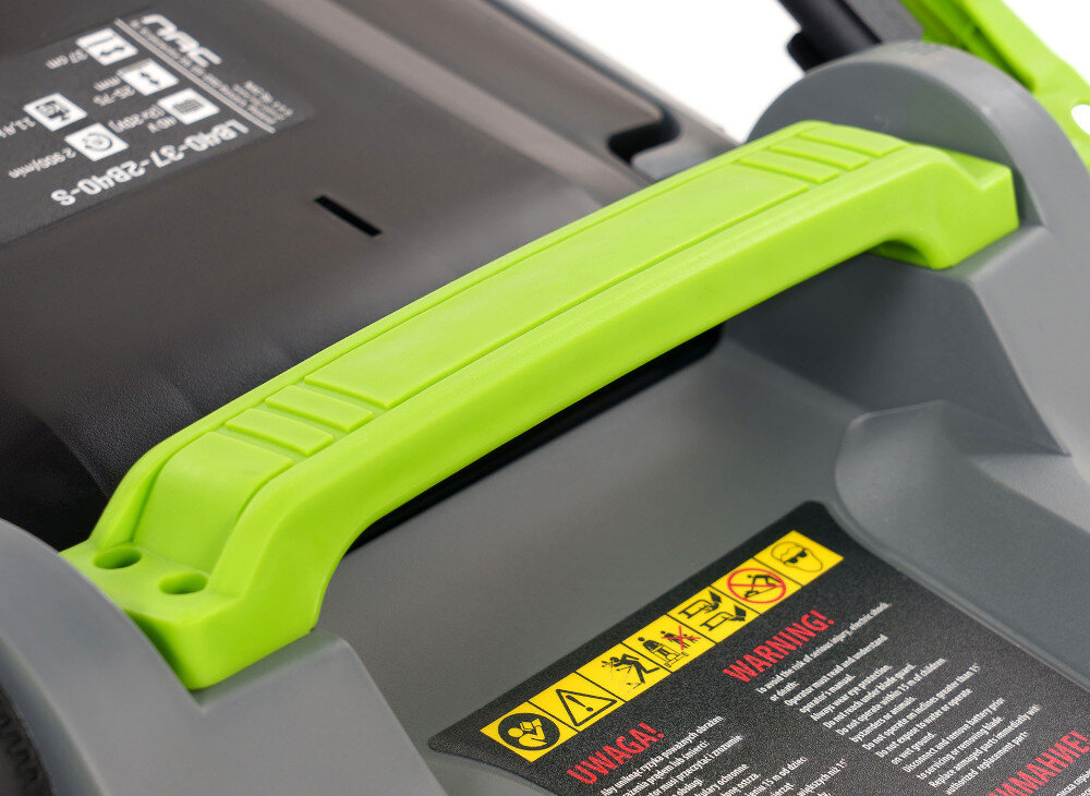 Kosiarka akumulatorowa NAC LB40-37-2B40-S zbliżenie na uchwyt do przenoszenia wytrzymała obudowa wykonana z wytrzymałego tworzywa trwałość odporność na uderzenia czynniki pogodowe lekka waga 12,5 kg z akumulatorem uchwyt do przenoszenia