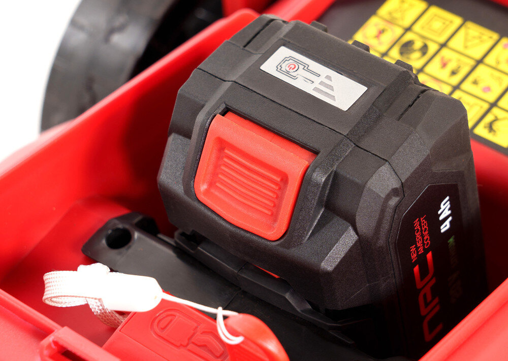 Kosiarka akumulatorowa NAC MEX33-B40-20V zbliżenie na slot akumulatorów dwa akumulatory w slocie akumulatory z uniwersalnej serii NAC 40 V akumulator o pojemności 4,0 Ah czas pracy około 15 minut ładowarka czas ładowania jednego akumulatora około 140 minut