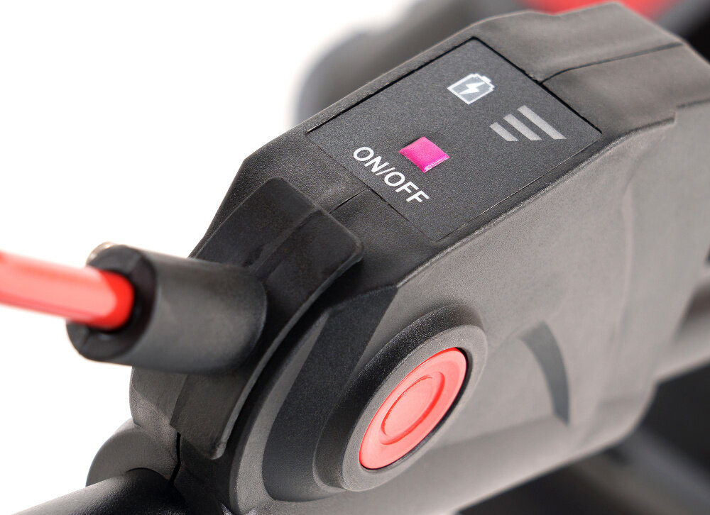 Kosiarka akumulatorowa NAC MEX33-B40-20V zbliżenie na dźwignię gazu dźwignia gazu przycisk START proste uruchamianie wpływa na wygodę użytkowania